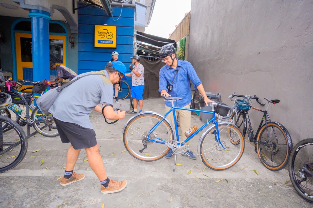 Russ of Path Less Pedaled checking out Leandro's Bridgestone Eurasia